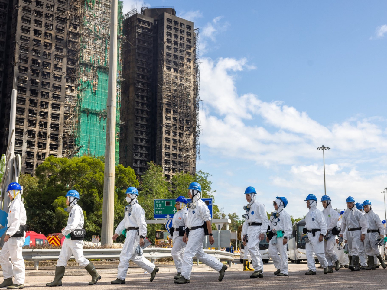 警方動員超過600名災難遇害者辨認組人員，今早進入較遲起火、火勢較早熄滅的宏仁閣和宏道閣進行搜索。（警務處社交專頁）