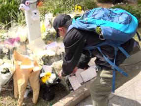 宏福苑五級火｜全港18區設弔唁處　有市民宏福苑獻花致哀