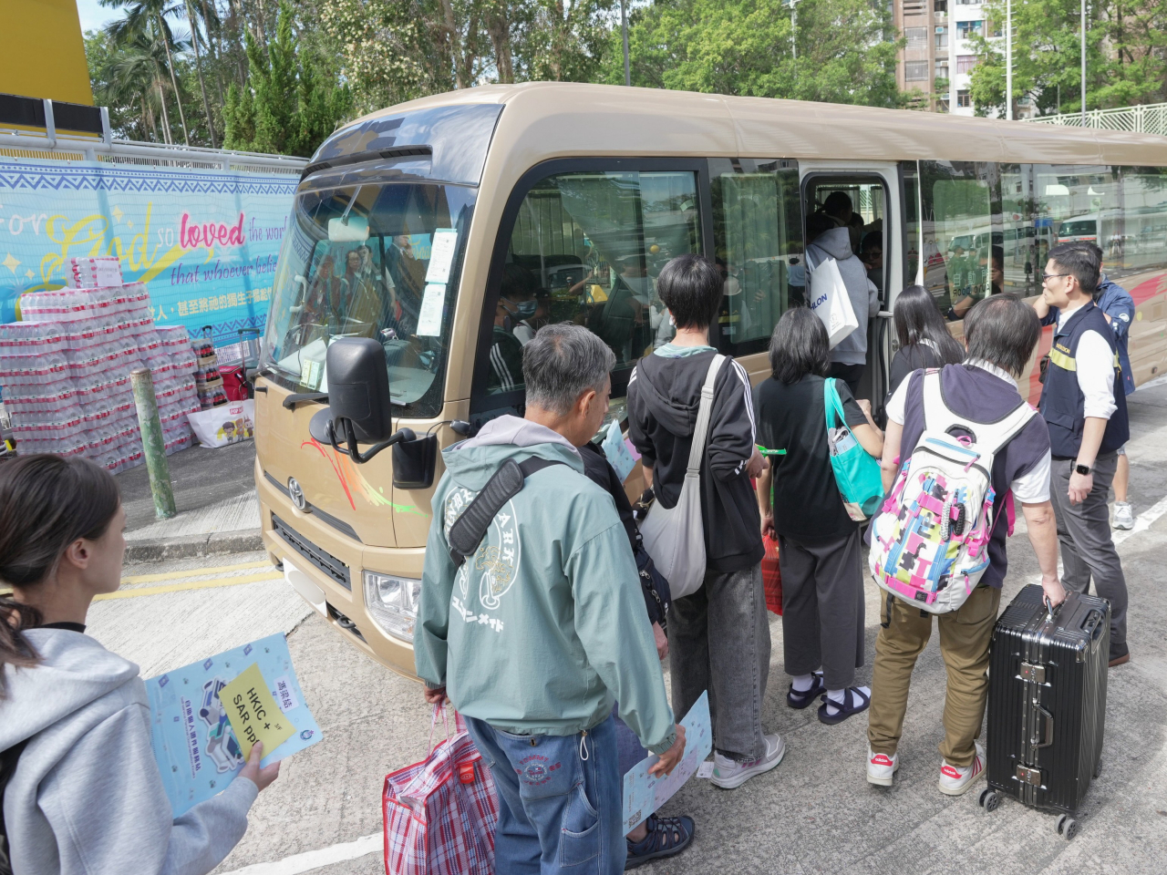 入境處安排專車接載受影響居民，前往辦理證件。（入境處提供）