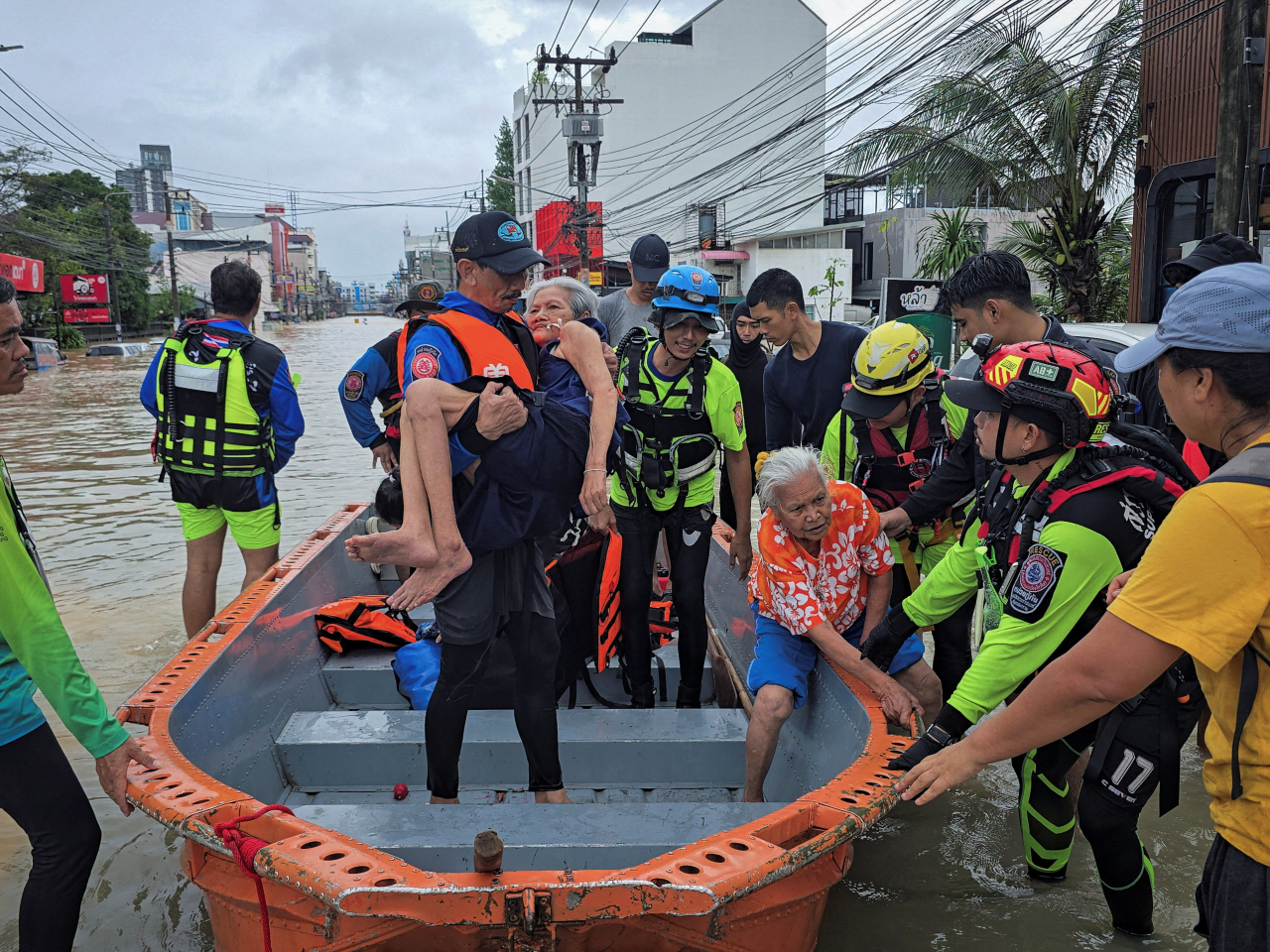 在泰國宋卡府合艾縣，救援人員用橡皮艇協助災民離開。（路透社資料圖片）