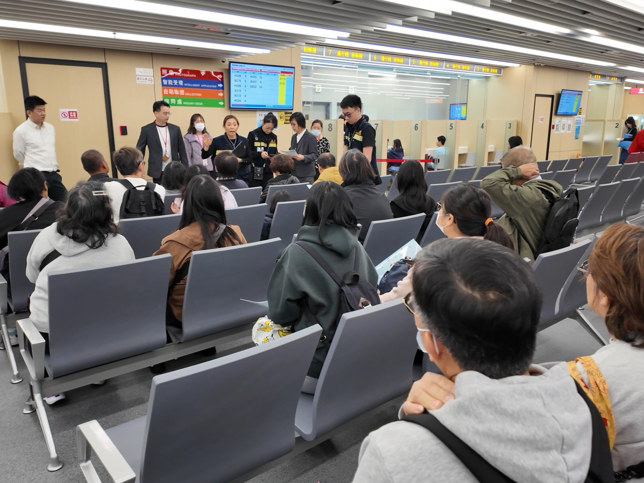 入境處接獲近330宗身份證或旅行證件申請，及超過270宗出生或結婚證書等申請。（入境處提供）