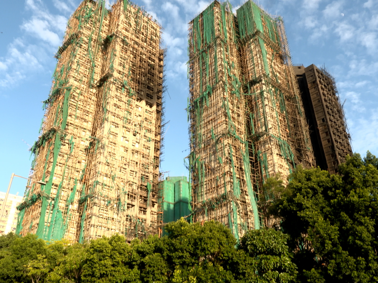 文章指火災發生後中央高度重視，特區政府全力應對。（港台圖片）