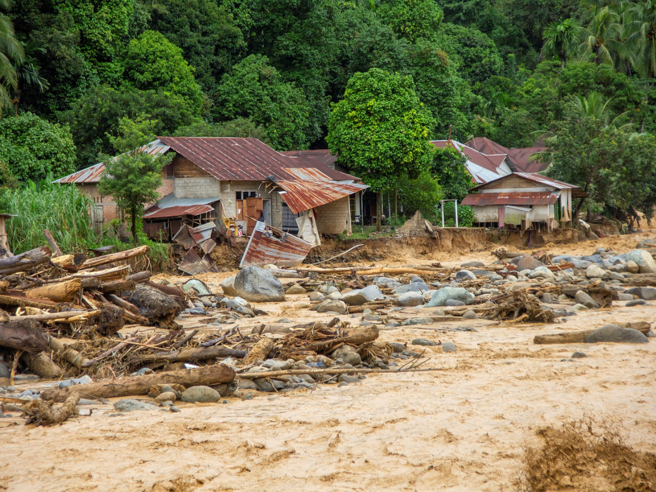強降雨及山泥傾瀉在蘇門答臘島多省造成嚴重破壞及傷亡。（路透社 )