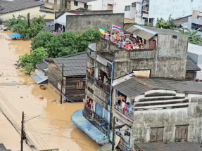 泰國近日有民眾被洪水圍困在建築物內，海軍出動直升機救援。（路透社資料圖片）