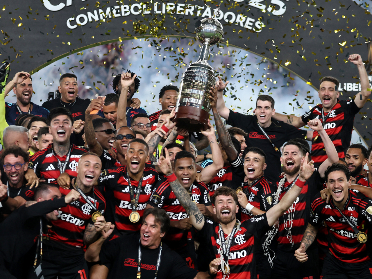Flamengo players celebrate with the trophy after winning the Copa Libertadores. Photo: Reuters
