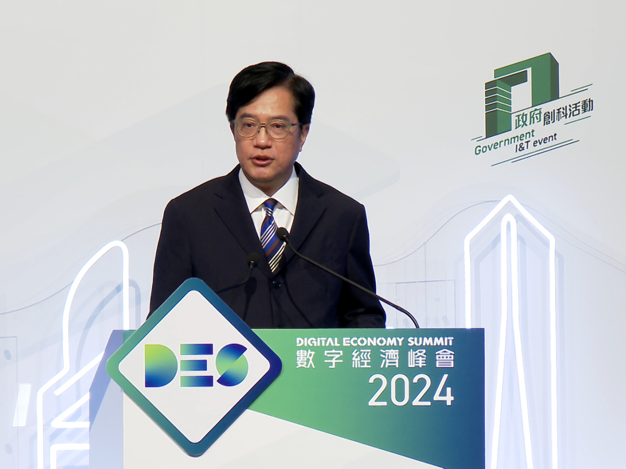 黃偉綸說，居民入住過渡性房屋不用擔心數星期後要搬，並由社福機構營運，會提供如社工、心理輔導等服務。（港台圖片)