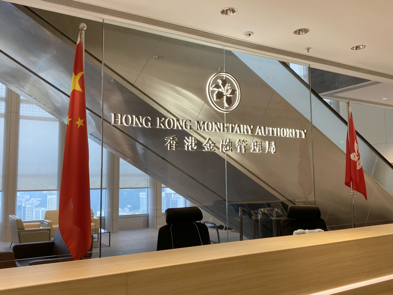 金管局與銀行公會及零售銀行開會，推應急措施助宏福苑受災居民渡難關。（港台圖片）