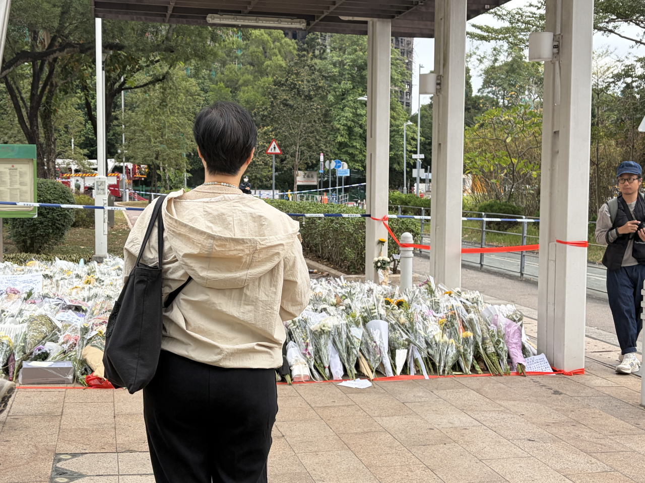 不少市民到大埔悼念罹難者，包括部分人專程跨區前來。(鄧鈞尤攝)