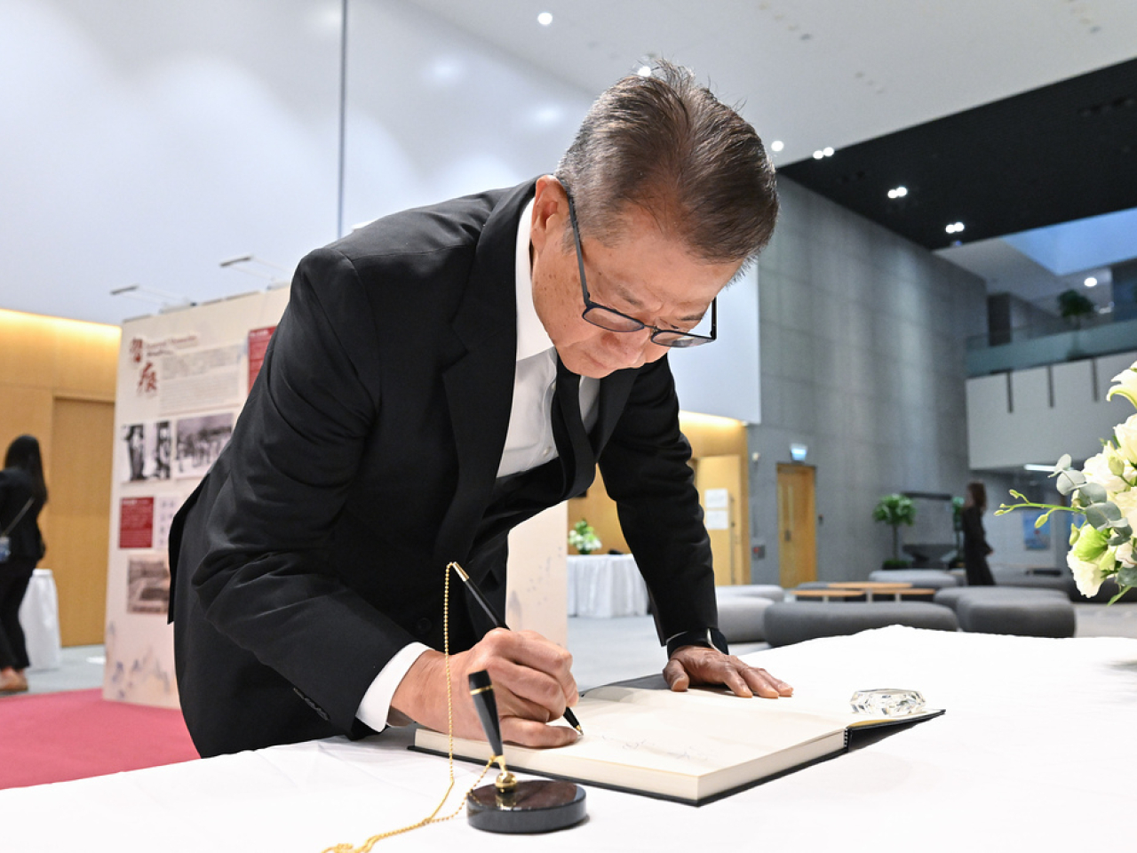 陳茂波在政府總部簽署弔唁冊，向火災不幸罹難人士誌哀。(陳茂波網誌)