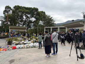 宏福苑五級火｜大批市民到場表心意　大埔現獻花排隊人龍　