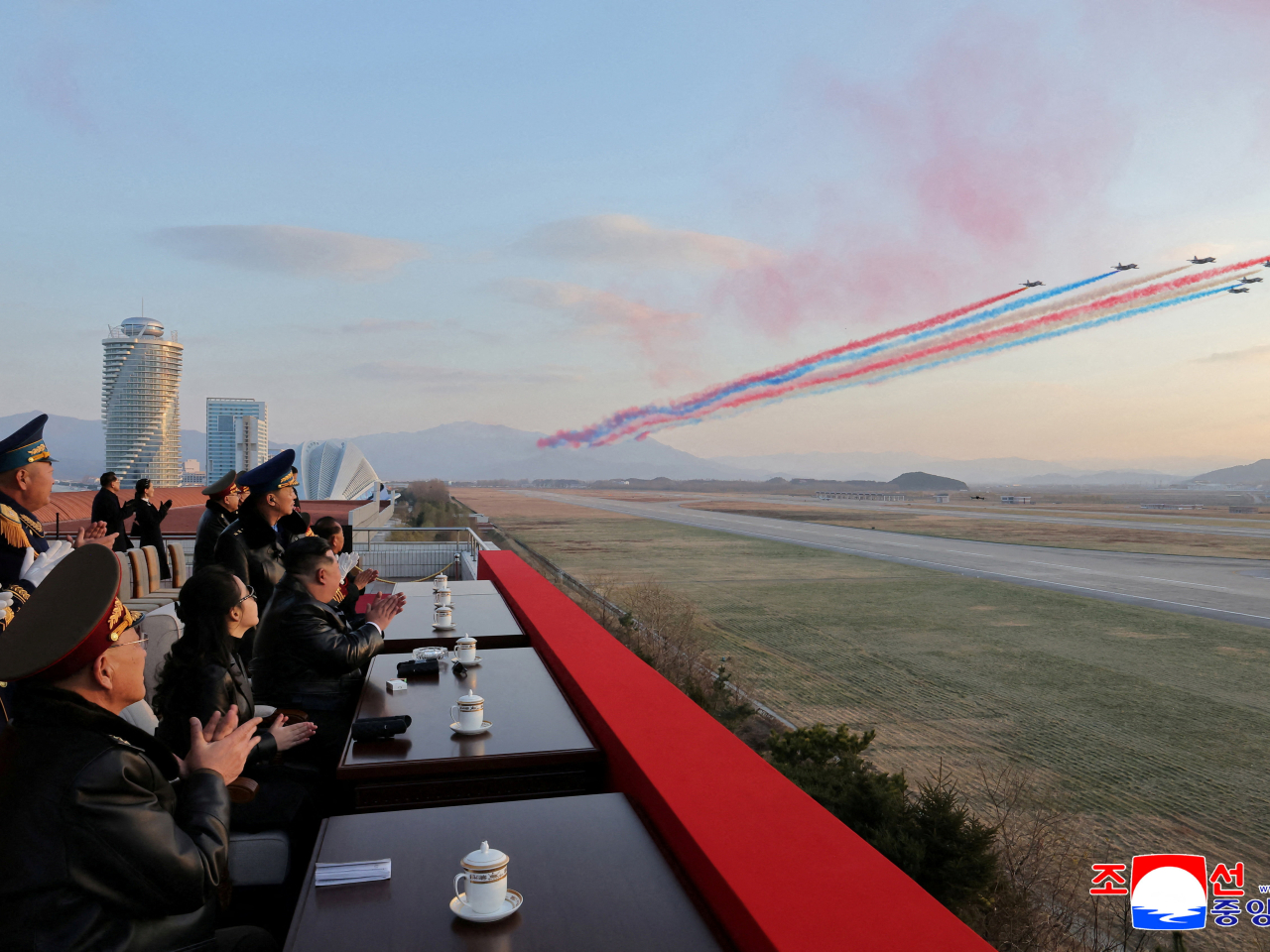 金正恩當日觀看空軍飛行表演。（路透社）