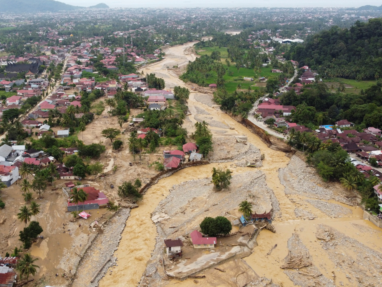 印尼西蘇門答臘暴雨引發洪水，大片房屋被淹浸。（路透社）