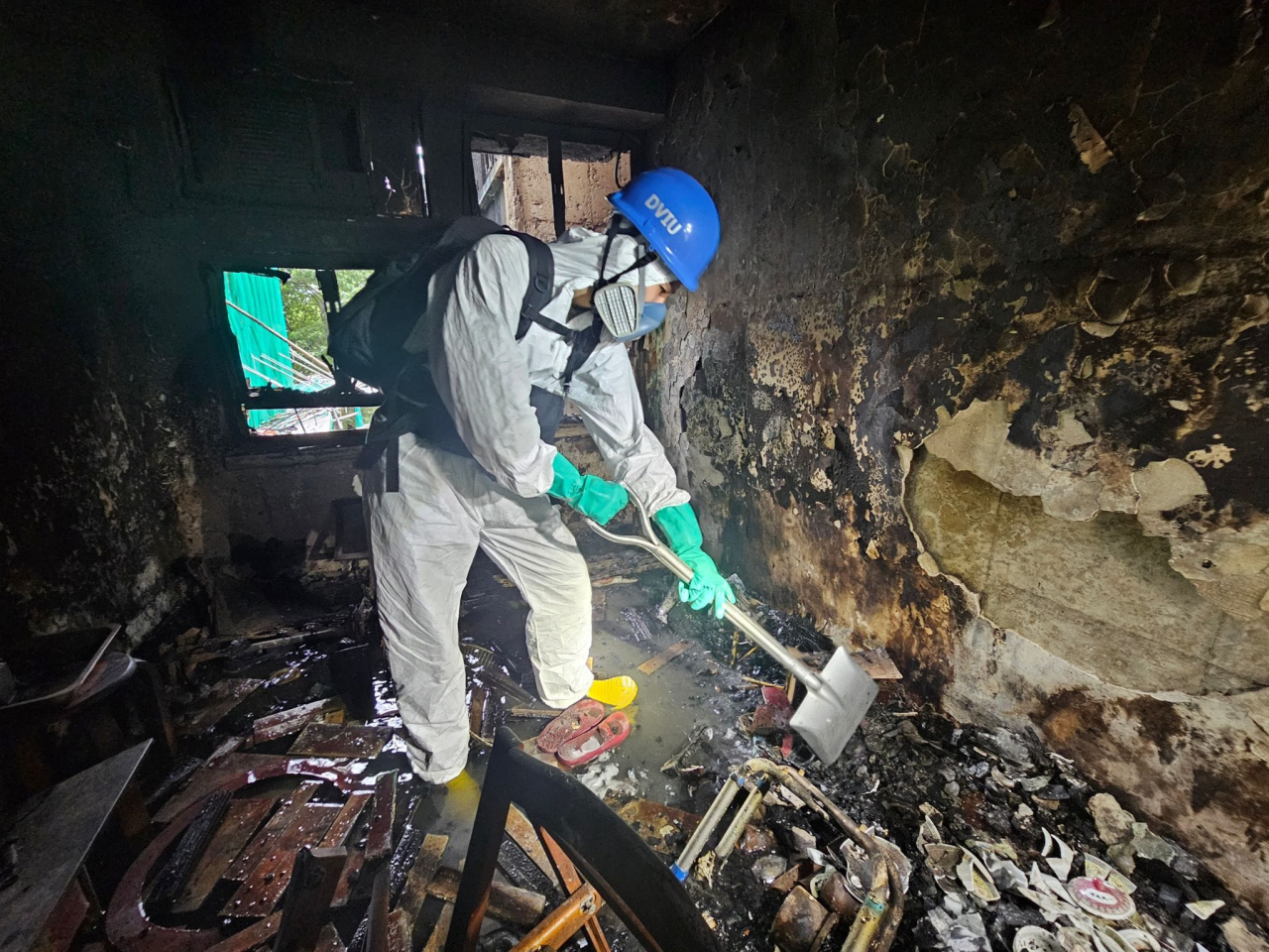 警方表示，人員在現場盡力搜索能夠辨認到、確認到遇難者身份的物件或線索。（警方社交網頁圖片）