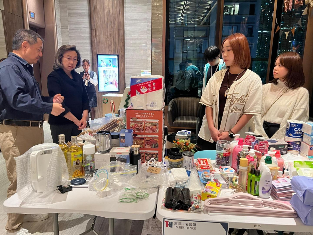 楊何蓓茵晚上到深水埗一個青年宿舍探望受影響居民。（楊何蓓茵社交網頁圖片）