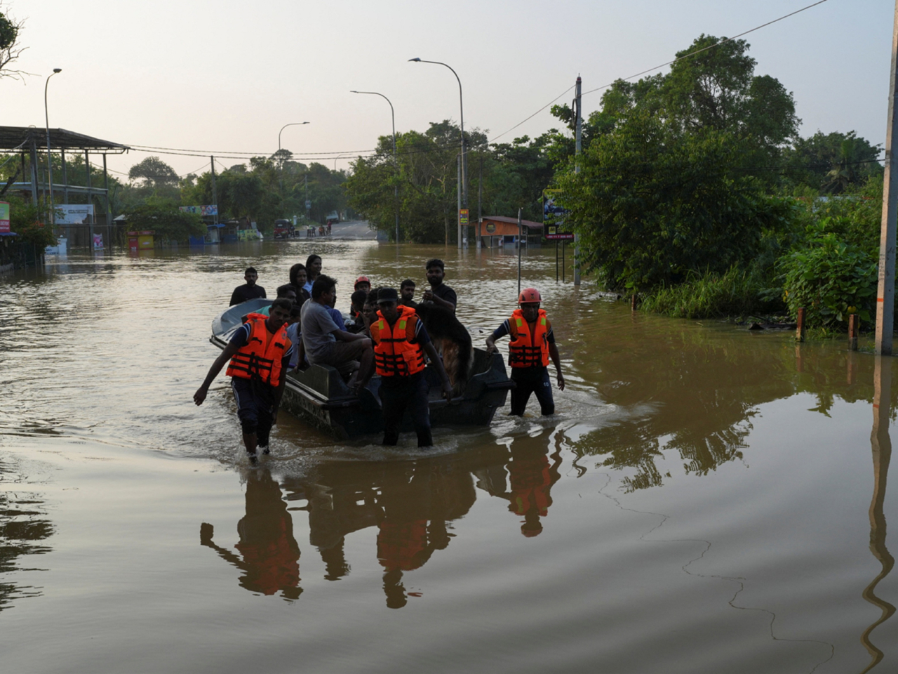 當局派人到水浸區域協助災民撤走。（路透社）