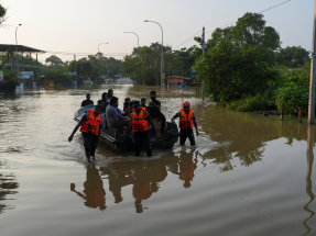 當局派人到水浸區域協助災民撤走。（路透社）