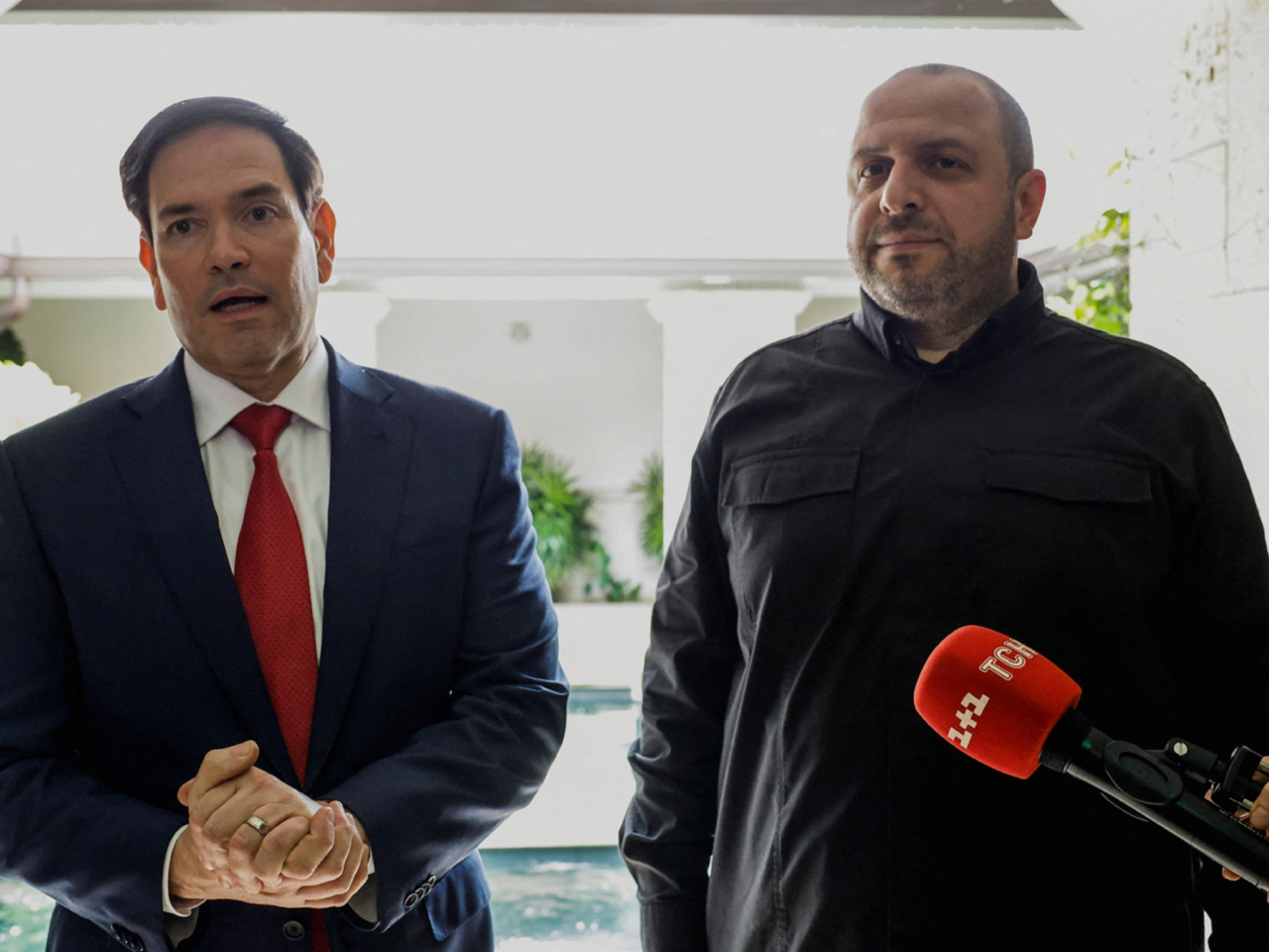 魯比奧（左）說共同願景是確保烏克蘭的未來。烏梅羅夫（右）形容美國聽到烏克蘭的聲音及支持烏克蘭。（路透社）