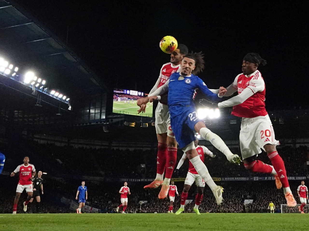 美連奴力壓對手頂入，為阿仙奴追成1:1。(路透社)