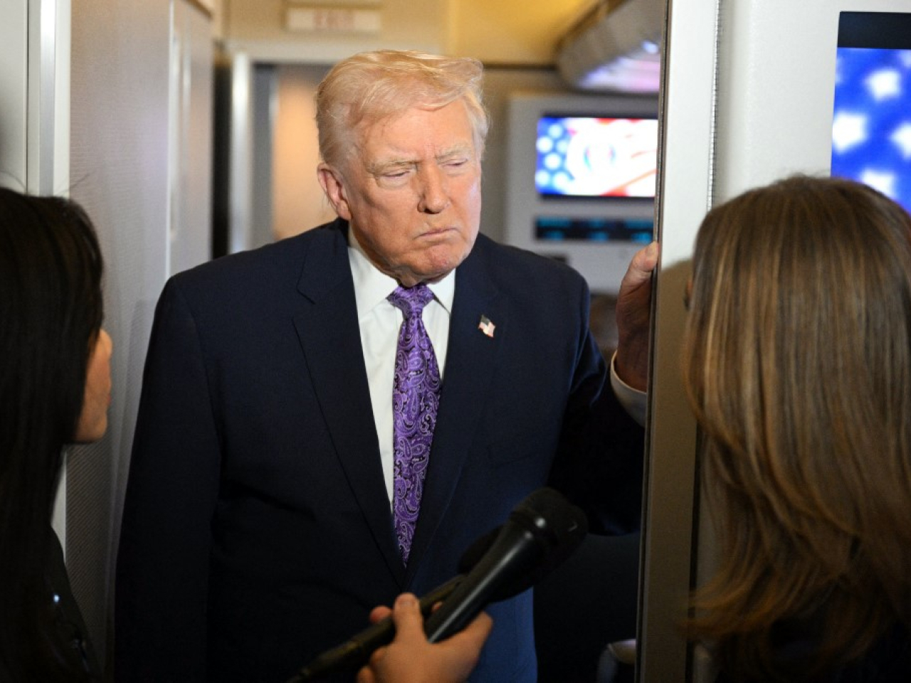 特朗普星期日在空軍一號專機向記者表示，委內瑞拉並非美國的友好國家。（法新社）