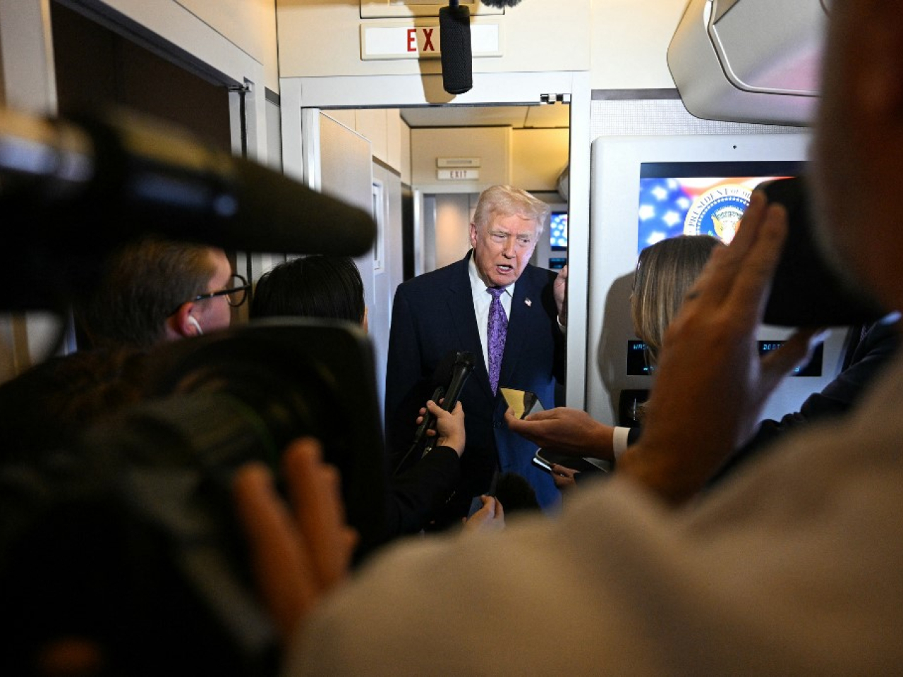 特朗普在空軍一號專機向記者表示，美烏會談進展順利。（法新社）