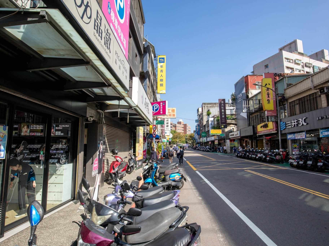 台灣不是所有地方都有行人路，行人只能走在靠近車道的地方，協會希望解決有關亂象。（受訪者提供）