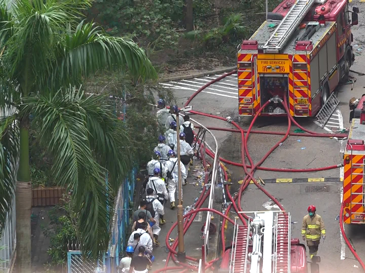 陳國基聯同鄧炳強等官員將就大埔宏福苑五級火警跟進工作會見傳媒。（郭志強攝）