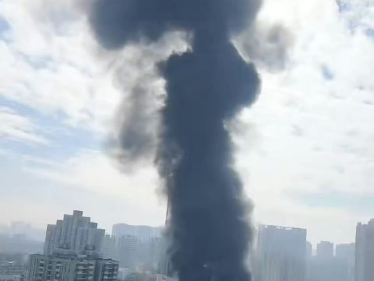 網上片段所見，火勢一度相當猛烈，不斷冒出黑煙。（「廣東交通之聲」微博）