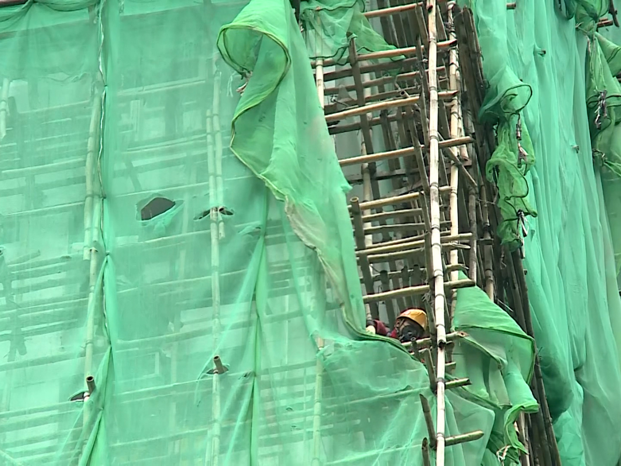 進行大維修的火炭穗禾苑陸續拆除棚網。（張連登攝）