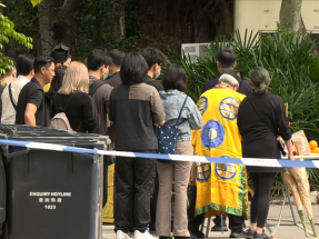 宏福苑五級火｜遇難者家屬到場進行祭祀儀式　周一鳴視察搜證現場