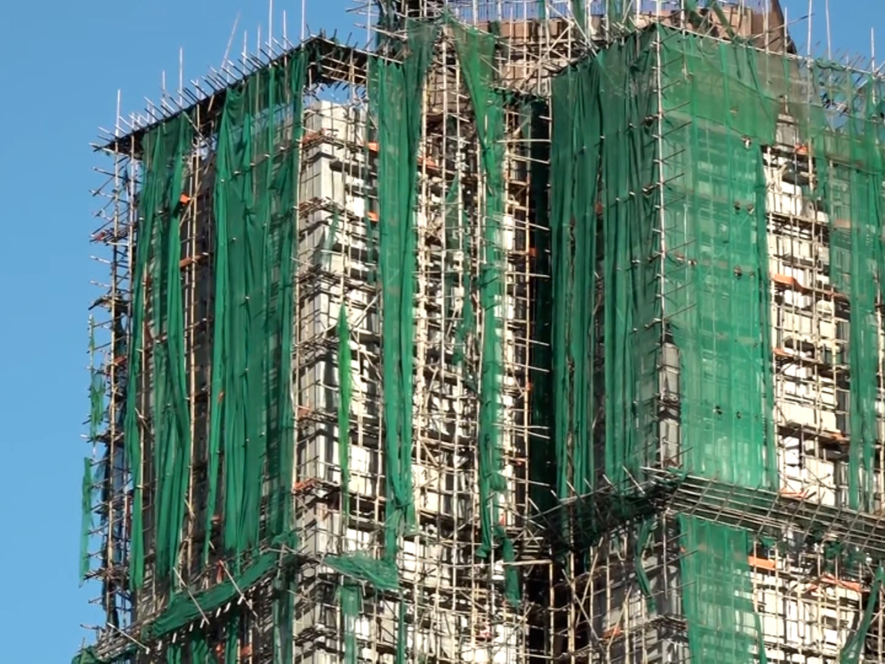 鄧炳強表示，懷疑有人將不合阻燃標準棚網混入工程使用。（施華駿攝）