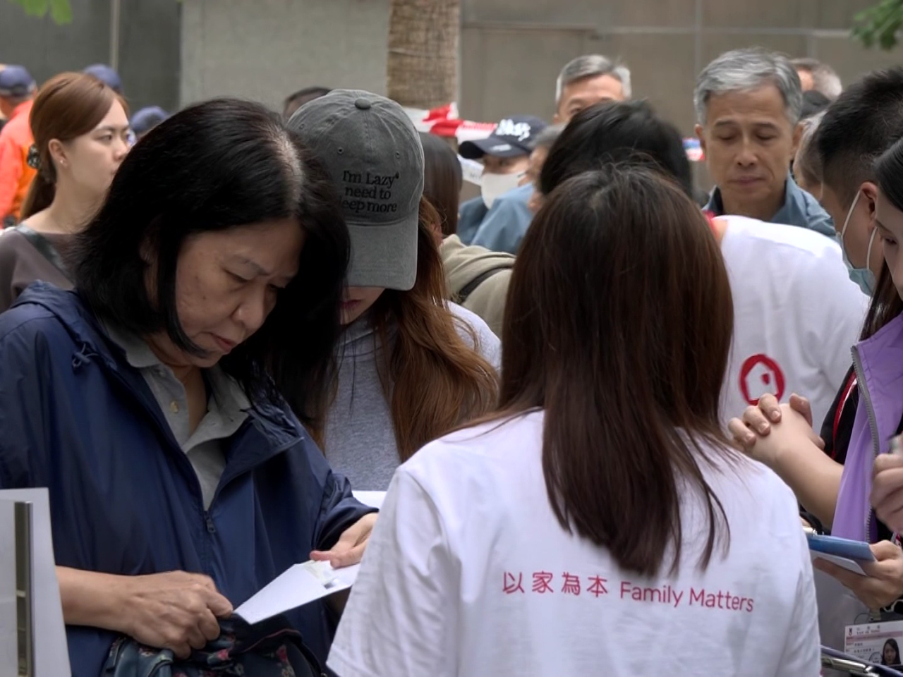 政府即日起開始向大埔宏福苑火災死難者家屬發放20萬元慰問金及5萬元殮葬金。（港台圖片）