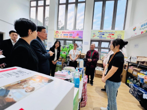 宏福苑五級火｜李家超到過渡性房屋探望災民　了解生活情況