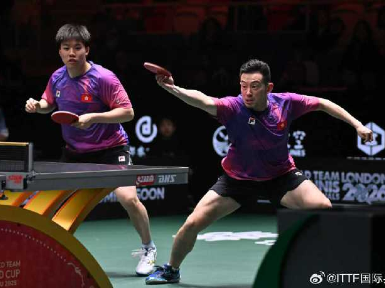 黃鎮廷夥拍陳顥樺打第四場男雙，以局數11:9擊敗對手，為港隊鎖定勝局。（國際乒聯微博）