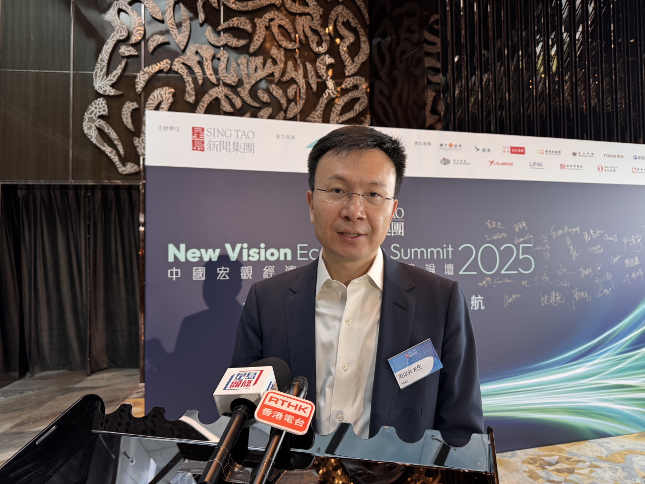 周以升表示，已有越來越多民營內房商債務重整，預計將逐步進入良性循環，樓市在底部過程中慢慢改善。（張詩民攝）