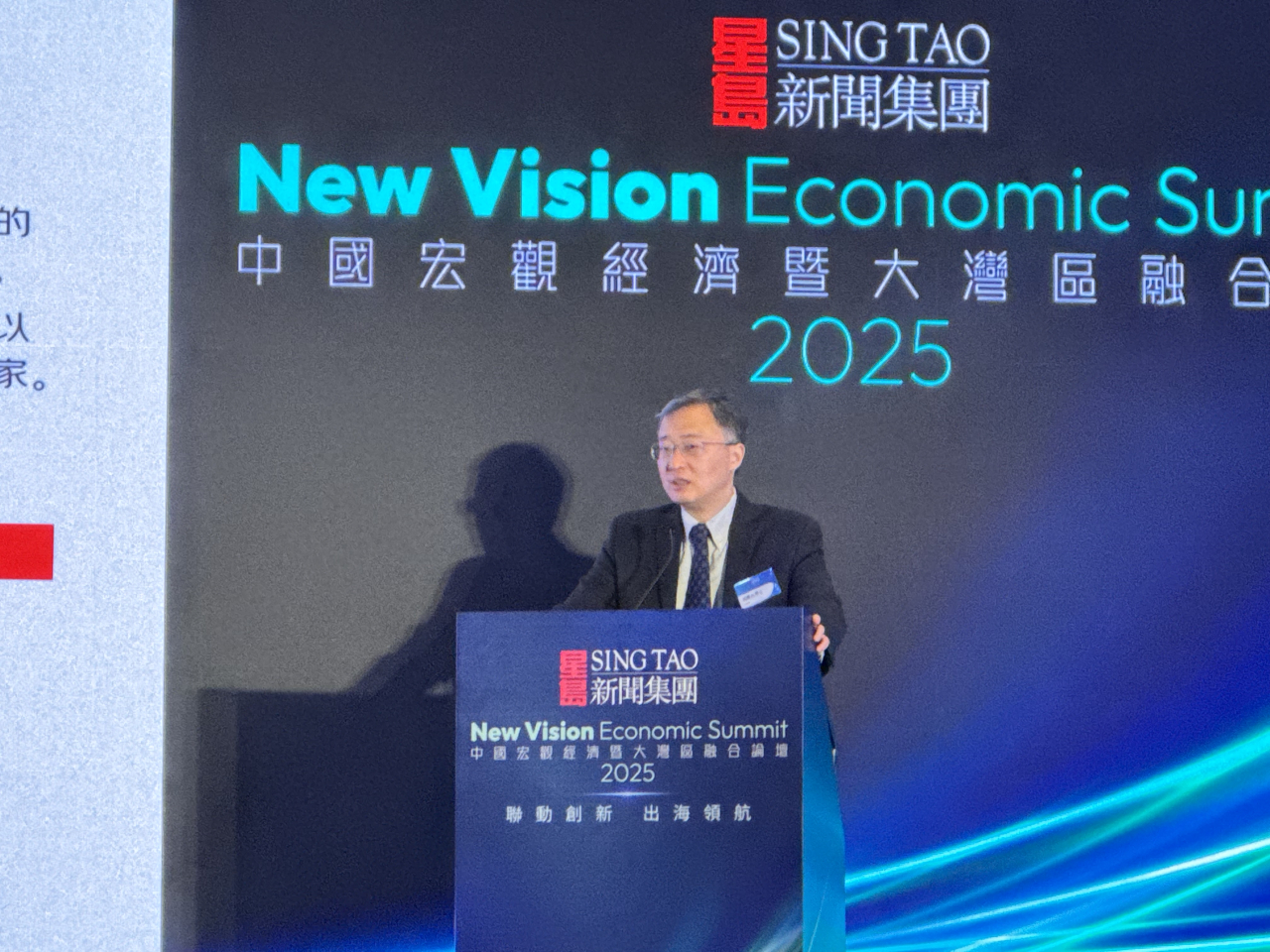 沈建光表示，房地產的財富效應會影響消費，內地與美國零售額之間的差距已擴大至20%。（張詩民攝）