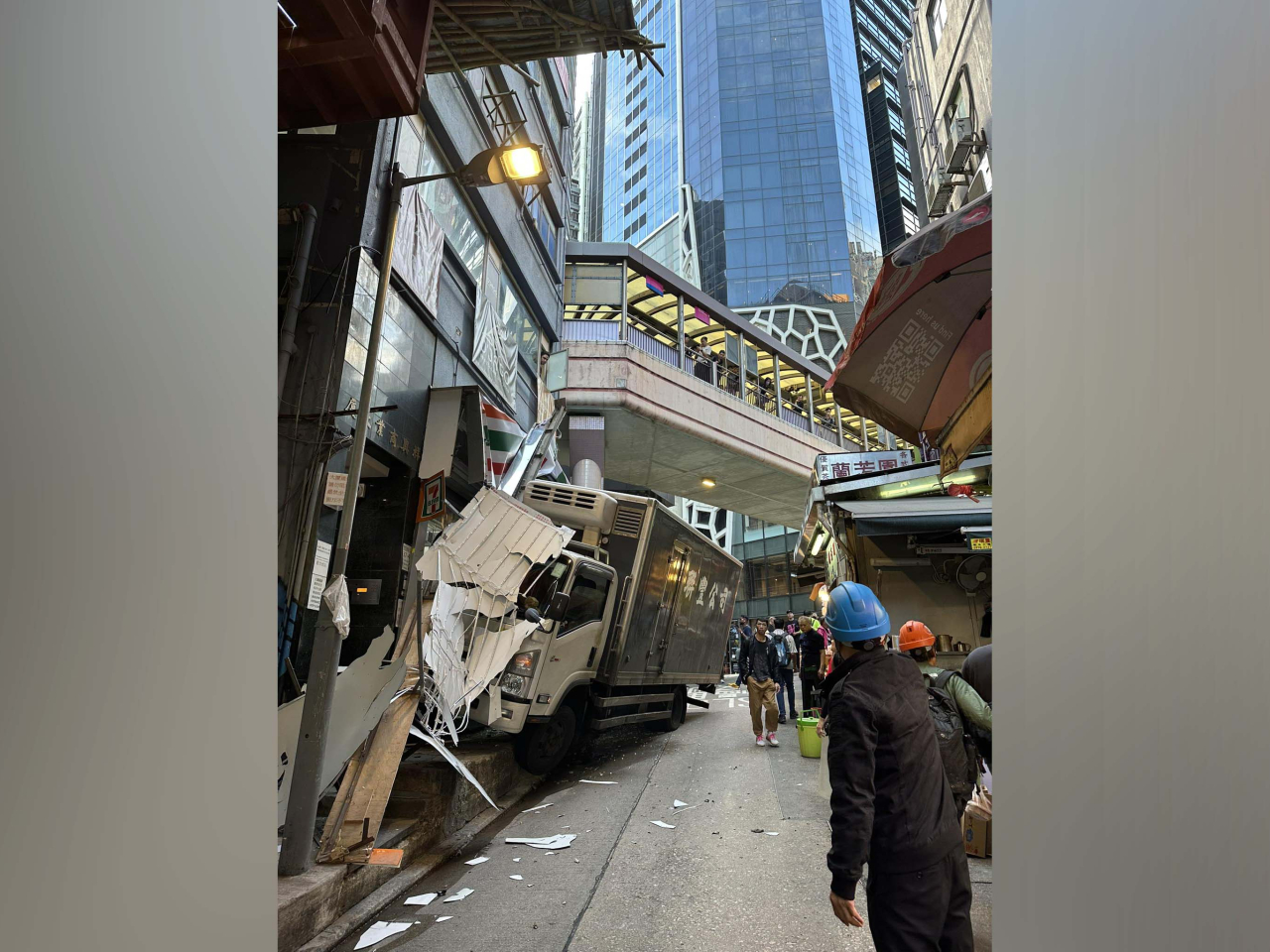 一輛中型貨車懷疑失控，駛至擺花街與結志街交界附近時，剷上行人路撞入便利店門口。（網上圖片）