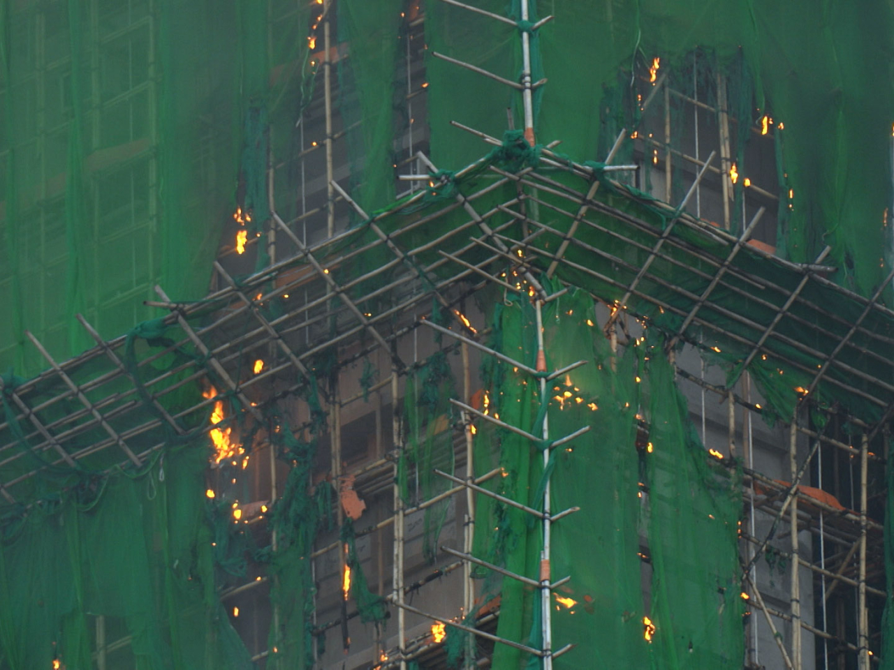 警方呼籲市民如有相關影片或相片可提供，可以致電熱線與警方聯絡，以協助警方調查。（港台圖片）