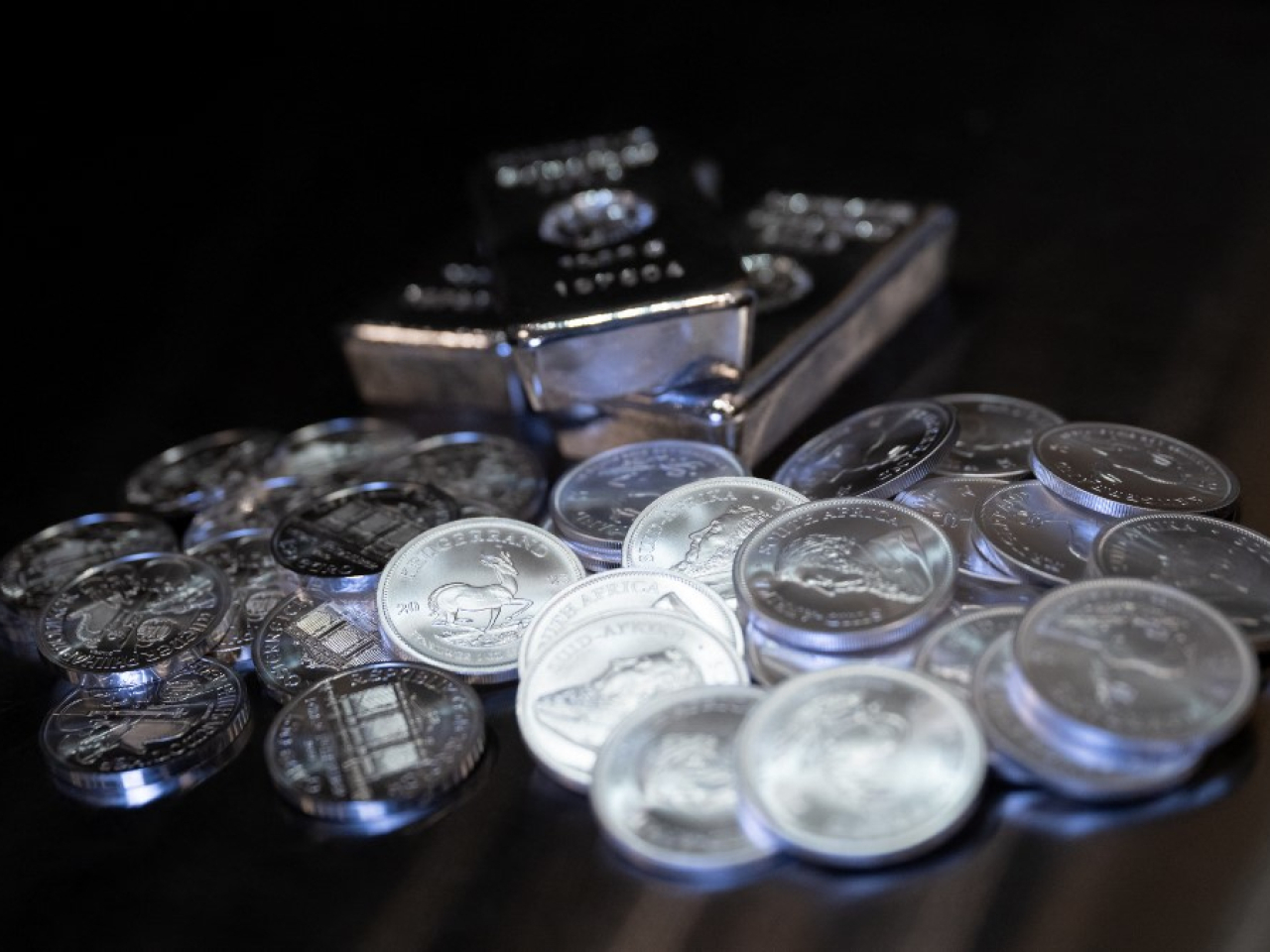 近期銀價升勢跑贏金價，分析相信受金價及銅價同時造好帶動。（法新社資料圖片）