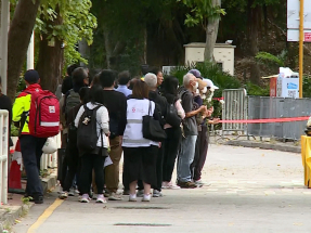 宏福苑五級火｜遇難者頭七祭祀儀式　家屬悲傷有人需攙扶