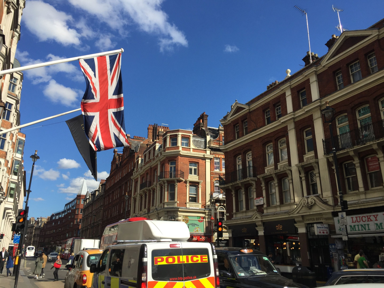 英倫銀行將銀行一級資本充足比率由14%下調至13%，又指英國首7大金融機構通過壓力測試。（港台圖片）