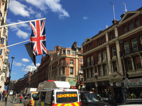 英倫銀行將銀行一級資本充足比率由14%下調至13%，又指英國首7大金融機構通過壓力測試。（港台圖片）