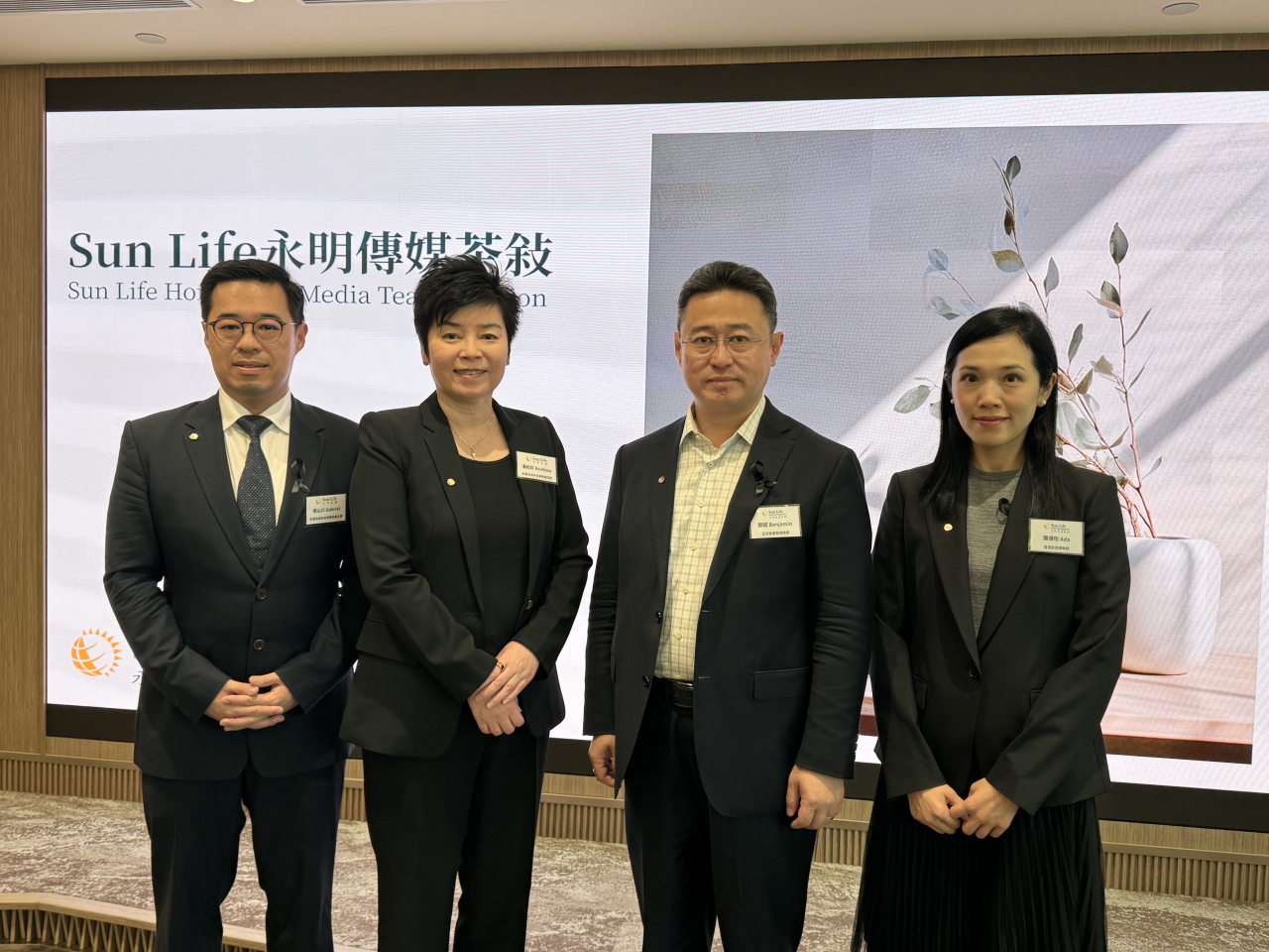 永明潘紀虹（左2）稱明年1月3日起旗下逾90%基金的行政費下降，最高減約38%。（張詩民攝）