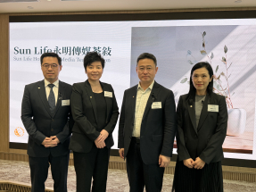 永明潘紀虹（左2）稱明年1月3日起旗下逾90%基金的行政費下降，最高減約38%。（張詩民攝）