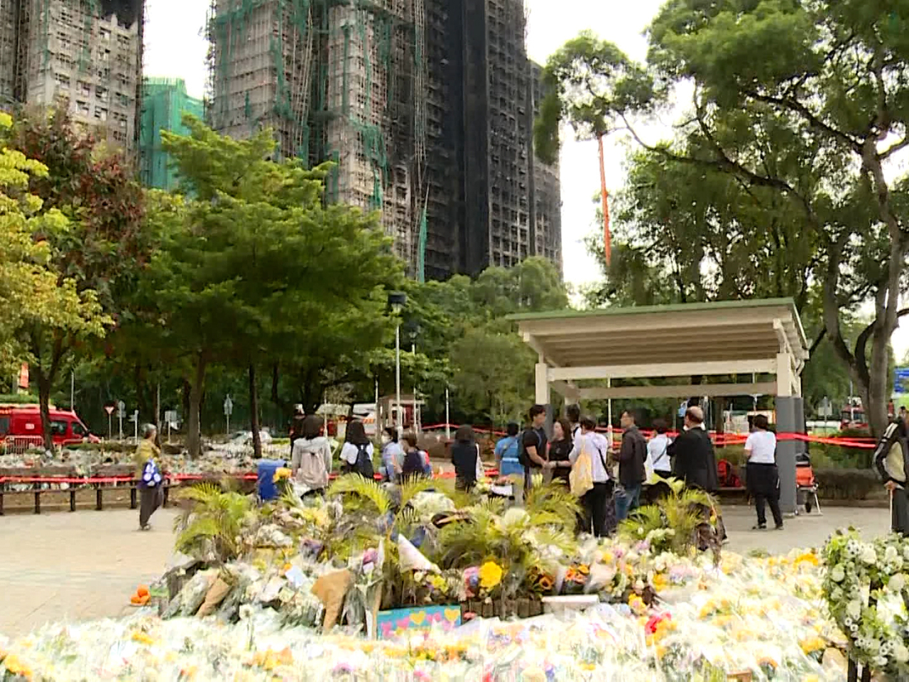 More residents pay their respects to victims of the fire at the estate. Photo: RTHK