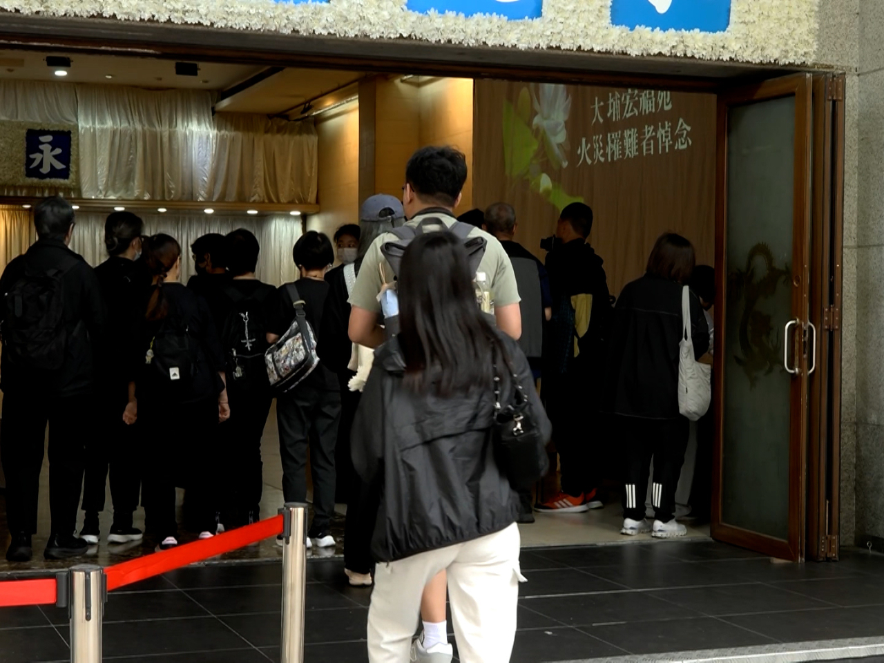 A public memorial service held by Kowloon Funeral Parlour also sees people turning up to pay their respects to the departed. Photo: RTHK