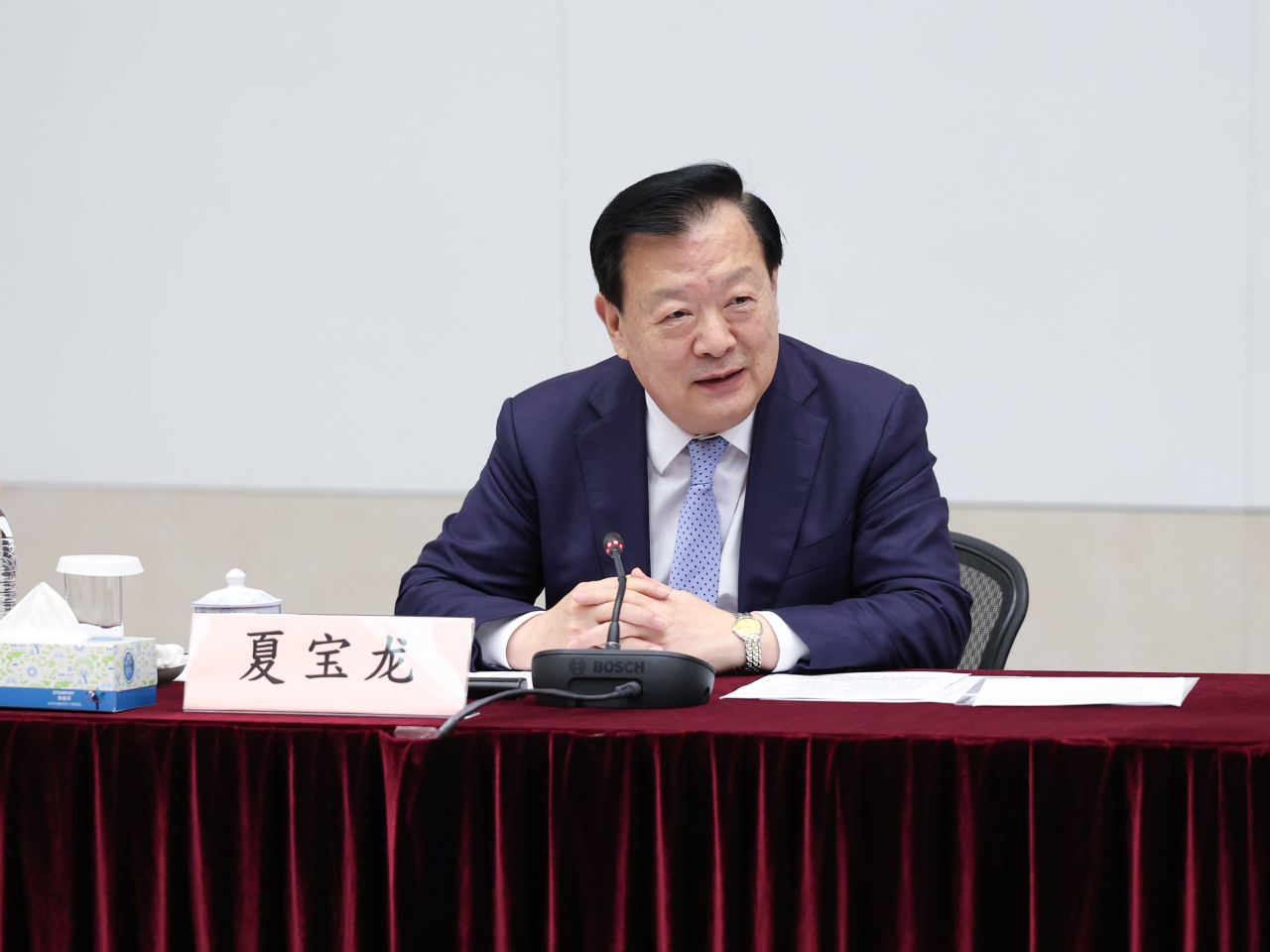 夏寶龍於深圳協調應急管理部等為大埔火災提供支援。（港澳辦資料圖片）