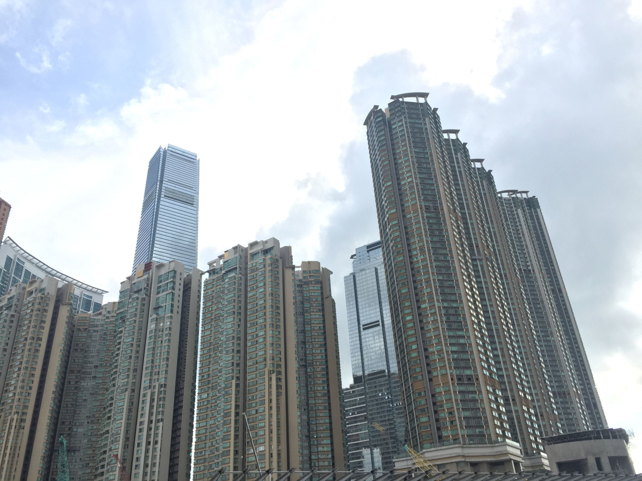 港置認為港股上升、減息周期重啟及政府調低細價物業印花稅等政策帶動整體物業交投。（港台圖片）