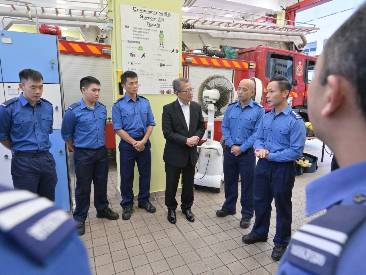 陳茂波到訪了小瀝源消防局，向參與當日救災工作的消防員表達由衷的感激和謝意。（陳茂波社交網站圖片）
