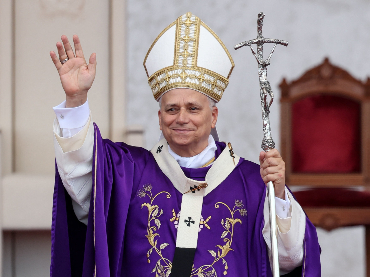 “Lebanon, stand up! Be a home of justice and fraternity!” said the Pope in his homily on Sunday. Photo: Reuters