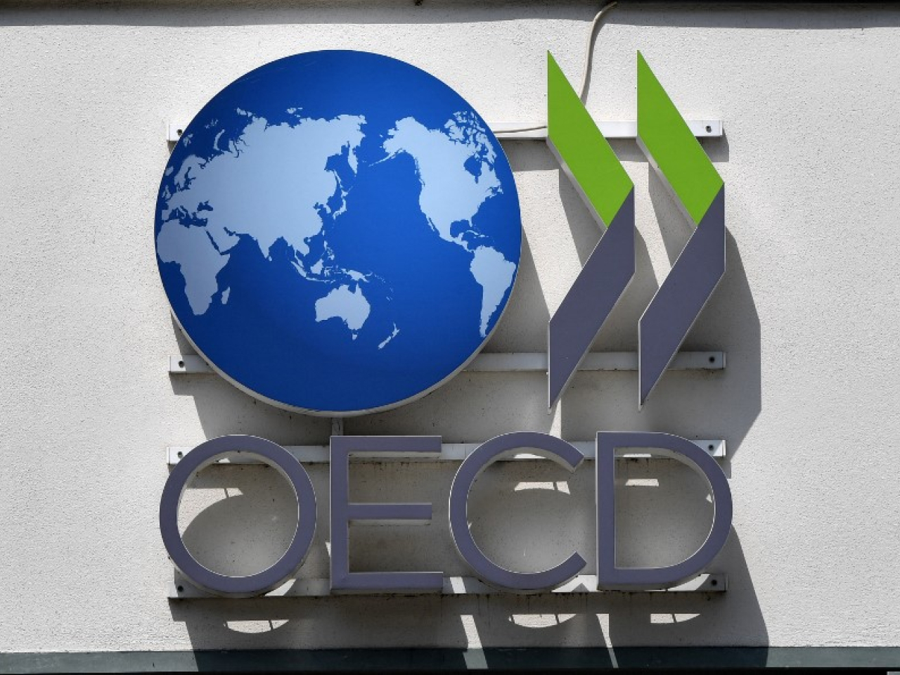 OECD預期，今年內地經濟將按年增長5%，高於原先預期的4.9%，維持明年放緩至4.4%的預測。（法新社資料圖片）